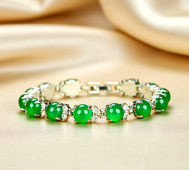 A silver four-pronged floral bracelet inlaid with emerald green jade beads – fresh, noble, exquisite, and elegant. Suitable as a gift for birthdays or holidays.