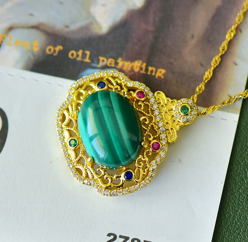 An 18K gold necklace featuring a natural malachite inlay, accented with colored gemstones and framed by an openwork border of auspicious cloud motifs.