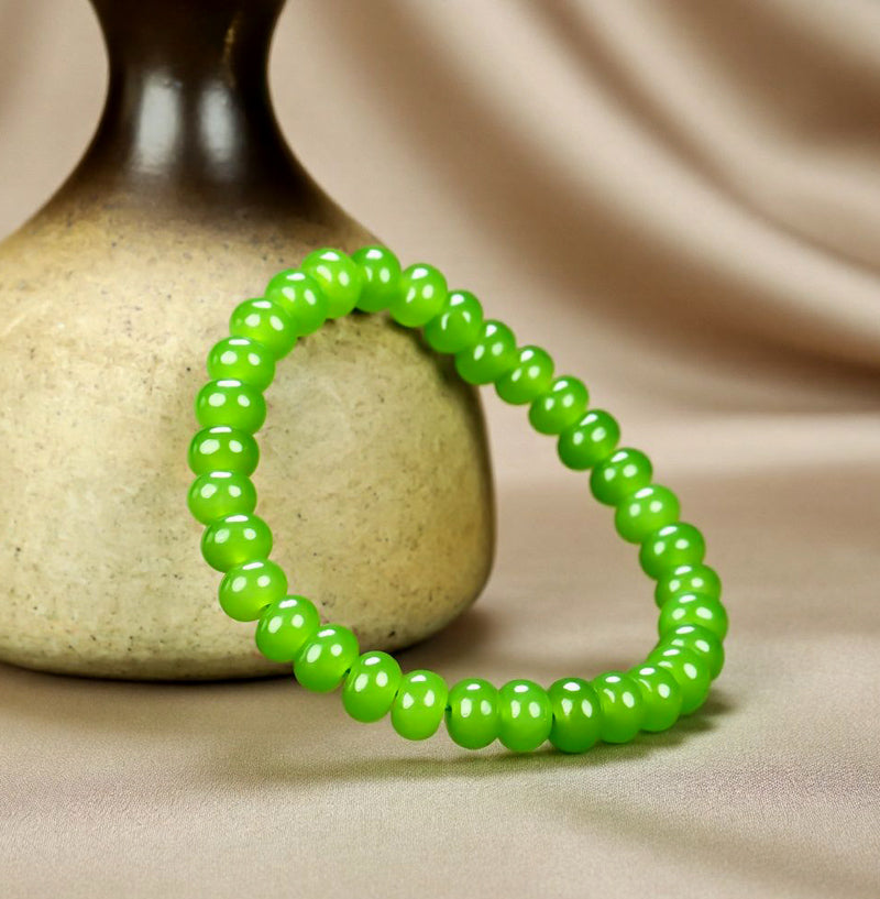 Agate fluorescent grass green flat round bead elastic bracelet – rich, bright color, vibrant and youthful.