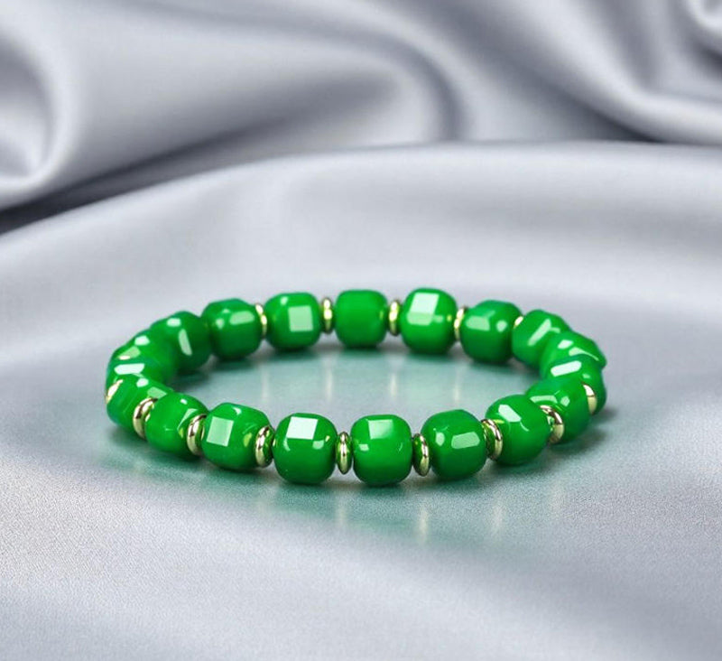 Emerald green jadeite square-cut barrel bead elastic bracelet with small gold round pieces spaced apart, fresh and elegant.