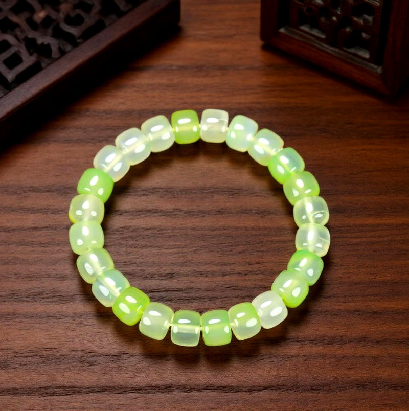 Green cat's eye stone, square barrel-shaped beaded elastic bracelet, translucent cat's eye, fresh and clear light effect, vibrant and lively.