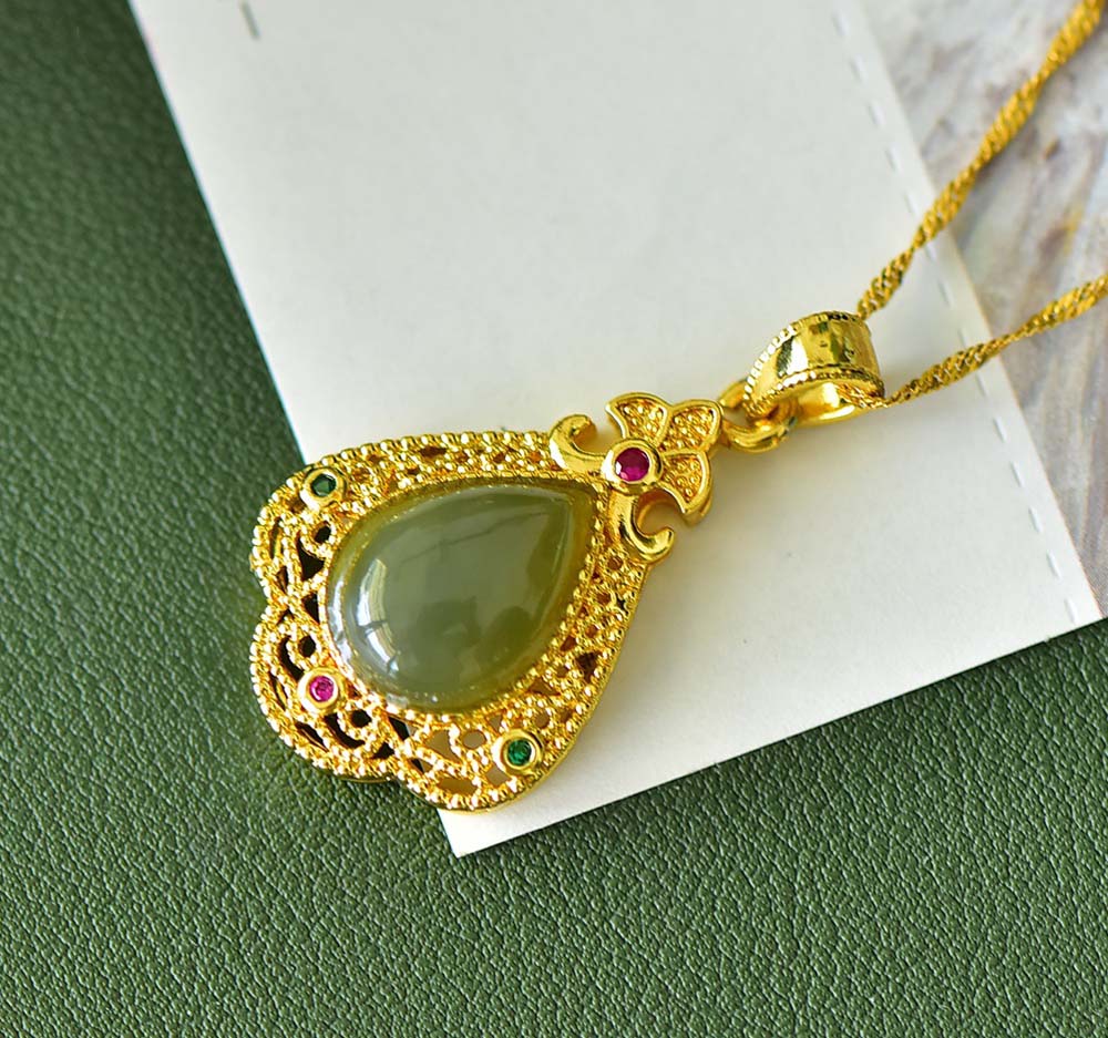 Jade teardrop-shaped gold necklace with a courtly style | Ruby and emerald embellishments with openwork design