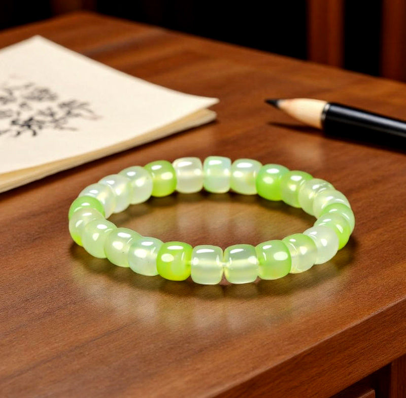 Green cat's eye stone, square barrel-shaped beaded elastic bracelet, translucent cat's eye, fresh and clear light effect, vibrant and lively.