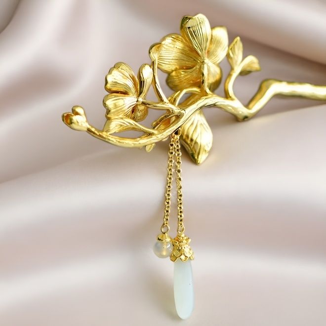 Enameled peach blossom and emerald green leaves, Hetian jade teardrop gold hairpin – a classic Hanfu style, elegant, romantic, and sophisticated piece.