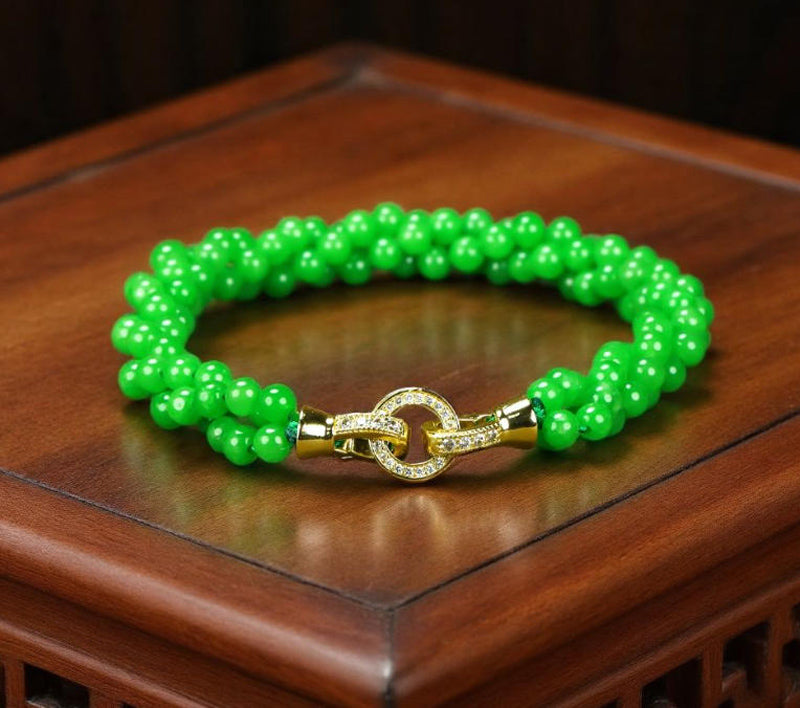 Emerald green jadeite, small round beads, three rows of woven bracelet, gold inlay, round clasp, fresh and natural.