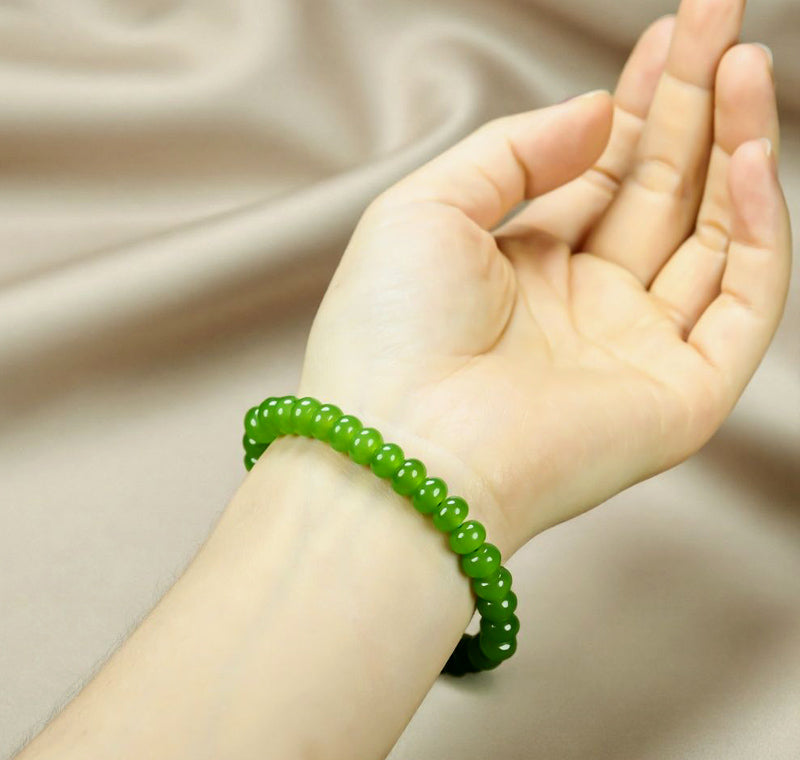 Agate fluorescent grass green flat round bead elastic bracelet – rich, bright color, vibrant and youthful.