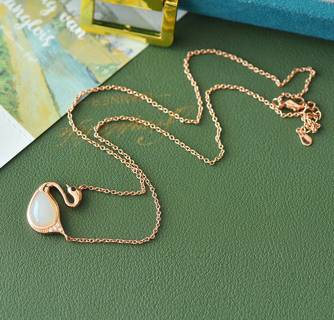 Hetian jade swan-shaped rose gold pendant necklace – Warm, milky white Hetian jade swan, romantic, elegant, noble and charming. Comes with a beautiful gift box