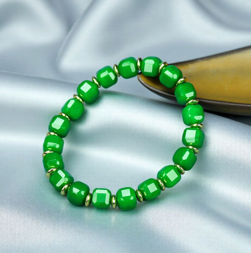 Emerald green jadeite square-cut barrel bead elastic bracelet with small gold round pieces spaced apart, fresh and elegant.