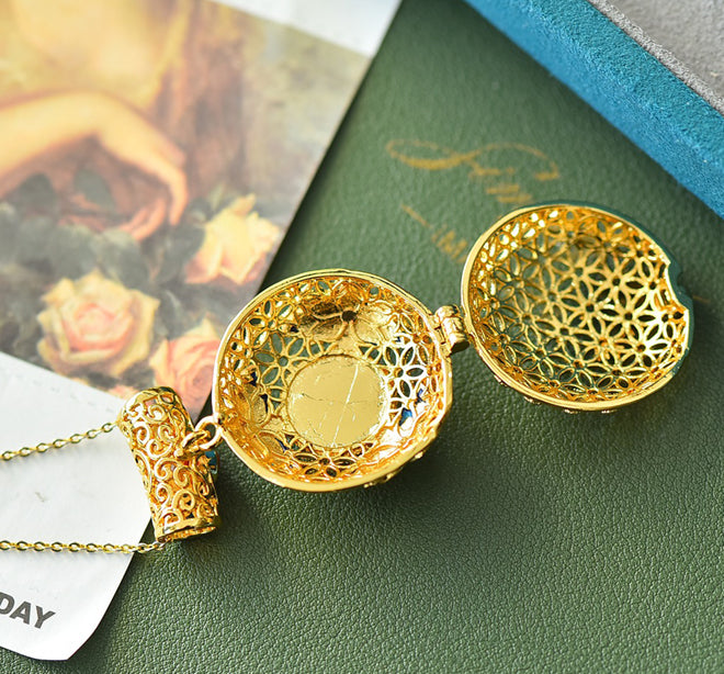 etian Jade and Gold Openwork Enamel Sachet Pendant Necklace – A Classic, Luxurious Collector's Piece  Suitable as a precious keepsake gift.
