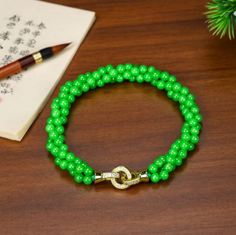 Emerald green jadeite, small round beads, three rows of woven bracelet, gold inlay, round clasp, fresh and natural.