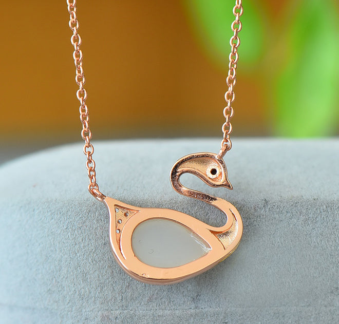 Hetian jade swan-shaped rose gold pendant necklace – Warm, milky white Hetian jade swan, romantic, elegant, noble and charming. Comes with a beautiful gift box