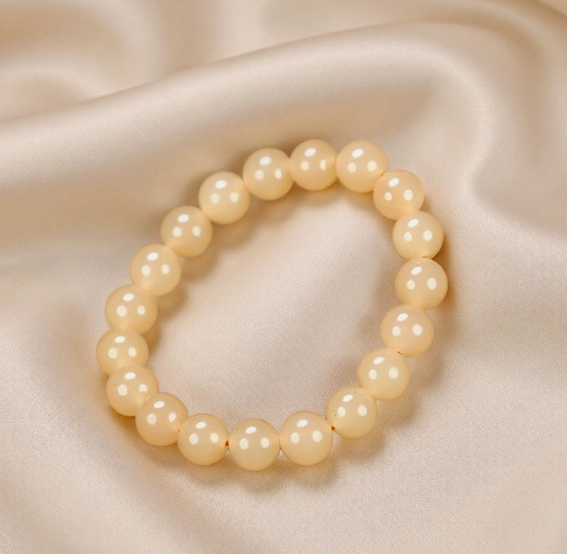 Creamy white chalcedony elastic bracelet with large round beads smooth and lustrous like fine jade, minimalist and pure, exuding elegant sophistication.