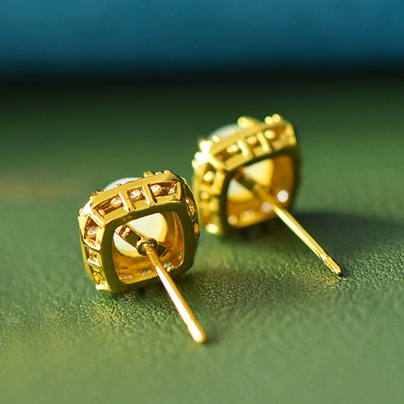Pair of Gold-Set Square Stud Earrings with Rounded Corners (Hetian Jade) – Minimalist and Elegant Four-Prong Setting