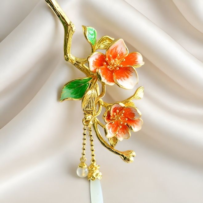 Enameled peach blossom and emerald green leaves, Hetian jade teardrop gold hairpin – a classic Hanfu style, elegant, romantic, and sophisticated piece.