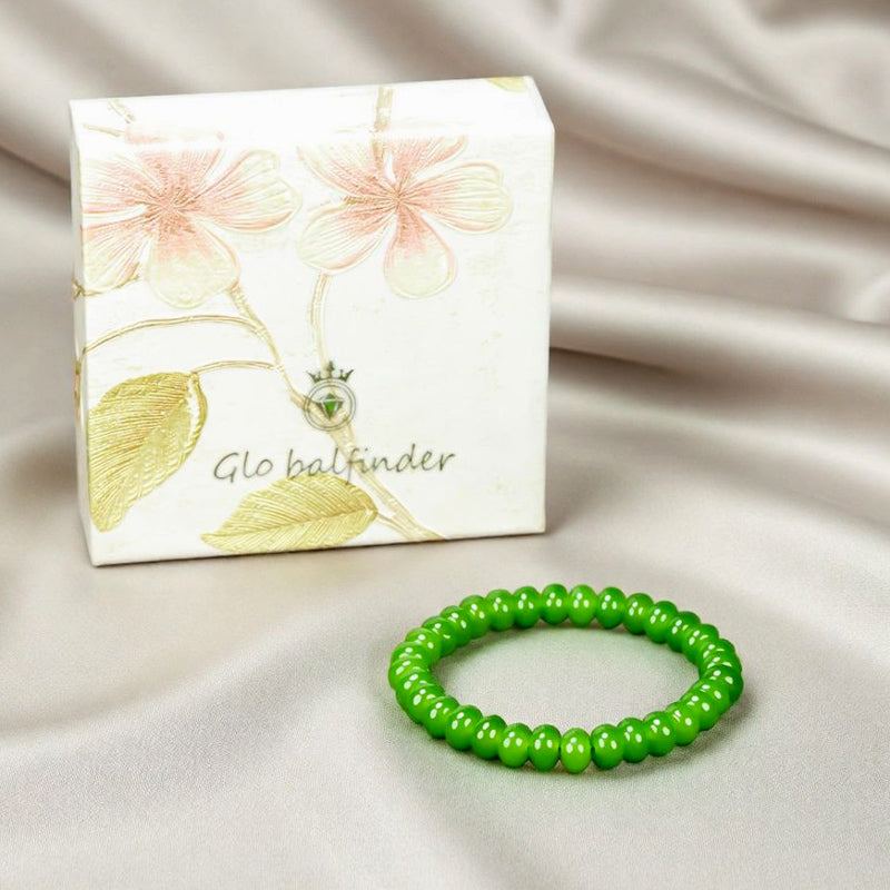 Agate fluorescent grass green flat round bead elastic bracelet – rich, bright color, vibrant and youthful.