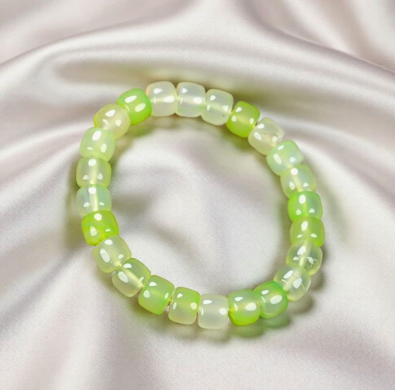 Green cat's eye stone, square barrel-shaped beaded elastic bracelet, translucent cat's eye, fresh and clear light effect, vibrant and lively.