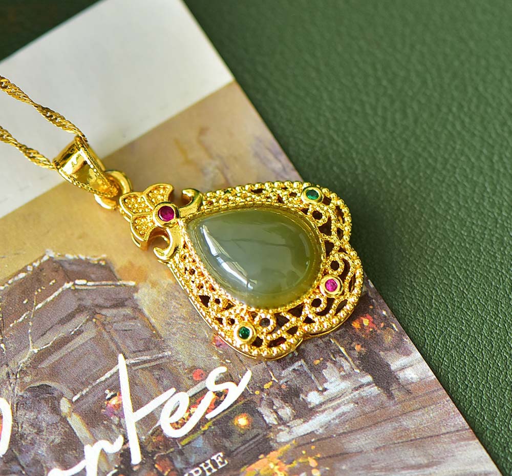 Jade teardrop-shaped gold necklace with a courtly style | Ruby and emerald embellishments with openwork design