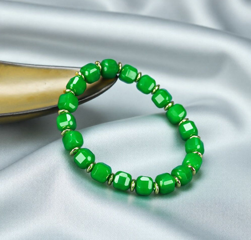 Emerald green jadeite square-cut barrel bead elastic bracelet with small gold round pieces spaced apart, fresh and elegant.