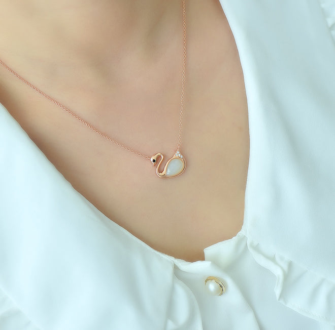 Hetian jade swan-shaped rose gold pendant necklace – Warm, milky white Hetian jade swan, romantic, elegant, noble and charming. Comes with a beautiful gift box