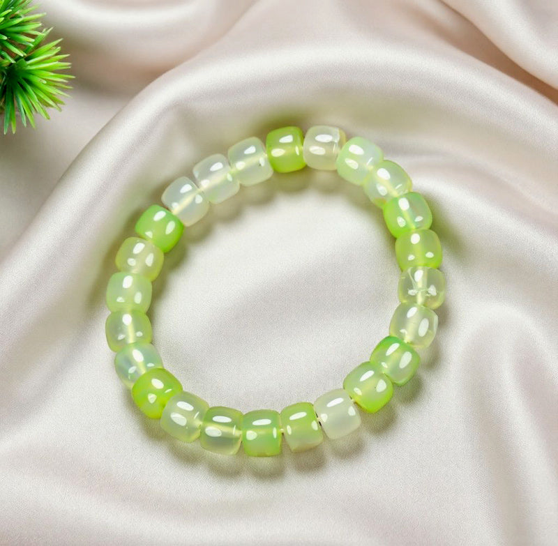 Green cat's eye stone, square barrel-shaped beaded elastic bracelet, translucent cat's eye, fresh and clear light effect, vibrant and lively.