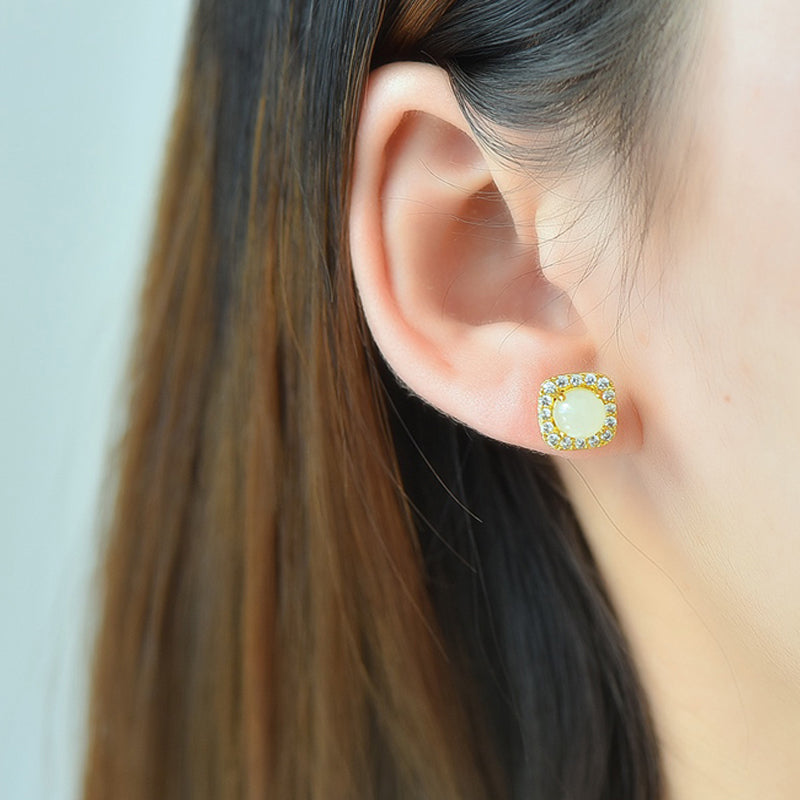 Pair of Gold-Set Square Stud Earrings with Rounded Corners (Hetian Jade) – Minimalist and Elegant Four-Prong Setting