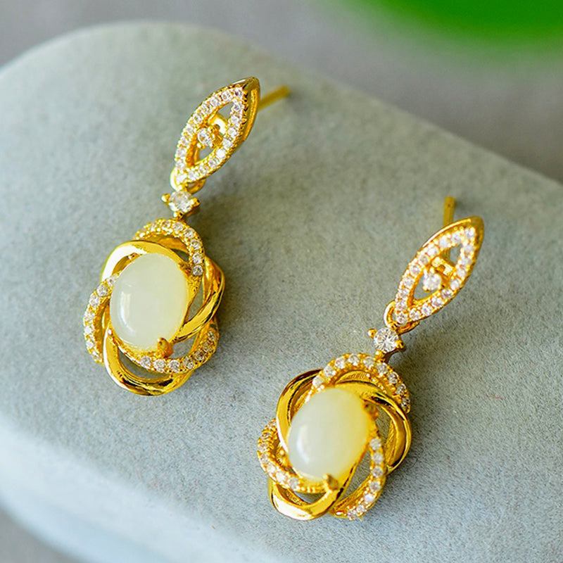 A pair of Hetian jade gold twisted scroll spherical earrings – Hetian jade, noble, elegant, luxurious and grand.