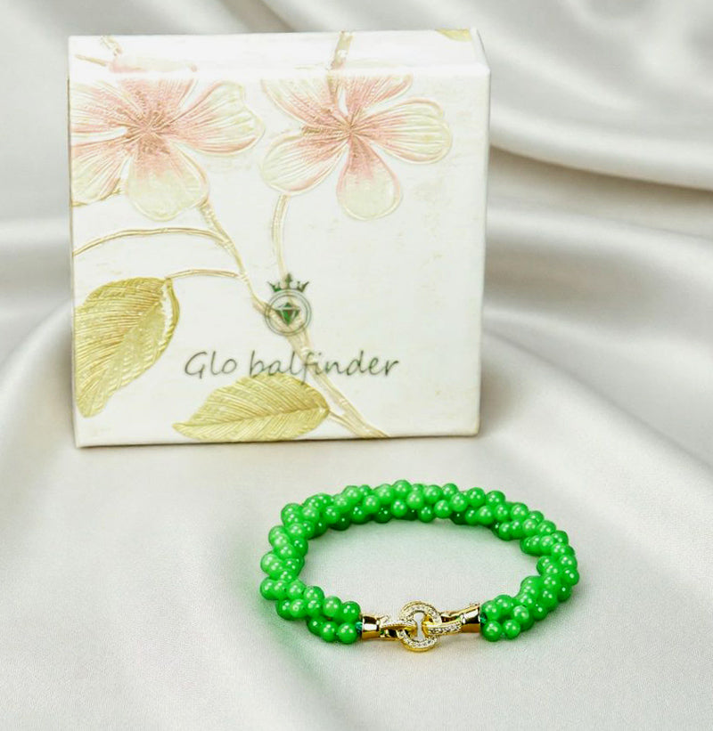 Emerald green jadeite, small round beads, three rows of woven bracelet, gold inlay, round clasp, fresh and natural.