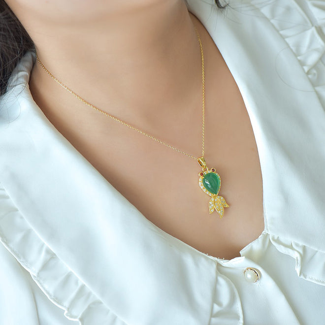 Emerald-Green Chalcedony Goldfish-Shaped Necklace with Ruby Eyes – A charming "wealth-attracting" goldfish symbolizing abundant prosperity and good fortune.