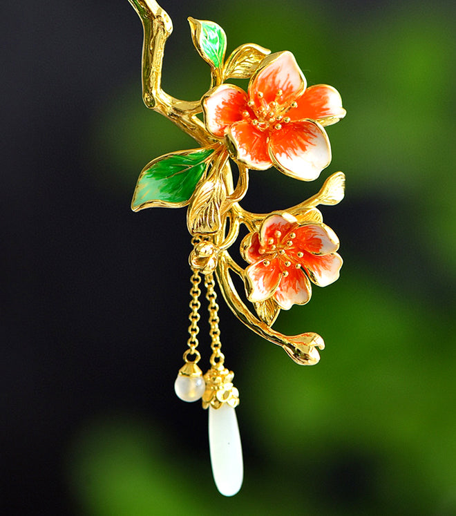 Enameled peach blossom and emerald green leaves, Hetian jade teardrop gold hairpin – a classic Hanfu style, elegant, romantic, and sophisticated piece.