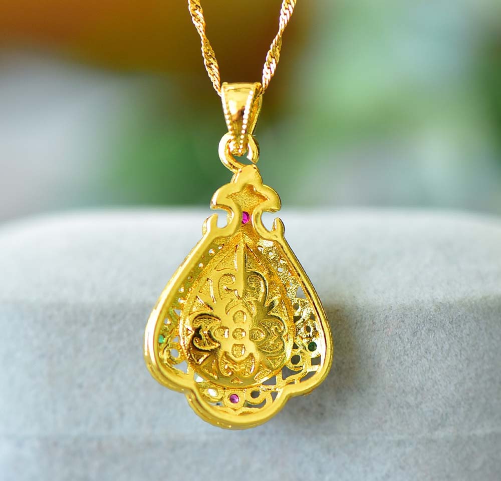 Jade teardrop-shaped gold necklace with a courtly style | Ruby and emerald embellishments with openwork design
