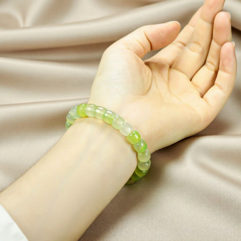 Green cat's eye stone, square barrel-shaped beaded elastic bracelet, translucent cat's eye, fresh and clear light effect, vibrant and lively.