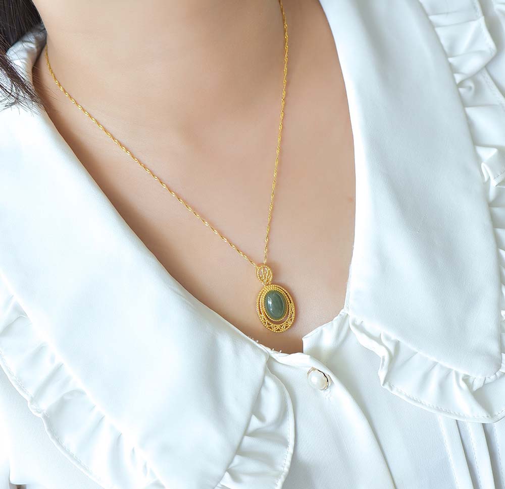 Jade teardrop-shaped gold necklace with a courtly style | Ruby and emerald embellishments with openwork design