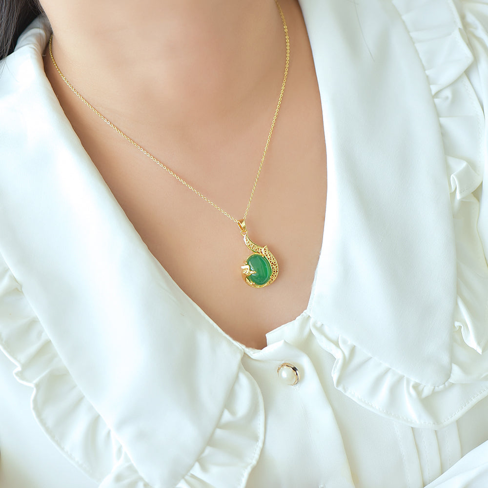 Phoenix-shaped emerald jade necklace – Golden phoenix tail feathers inlaid with emerald jade