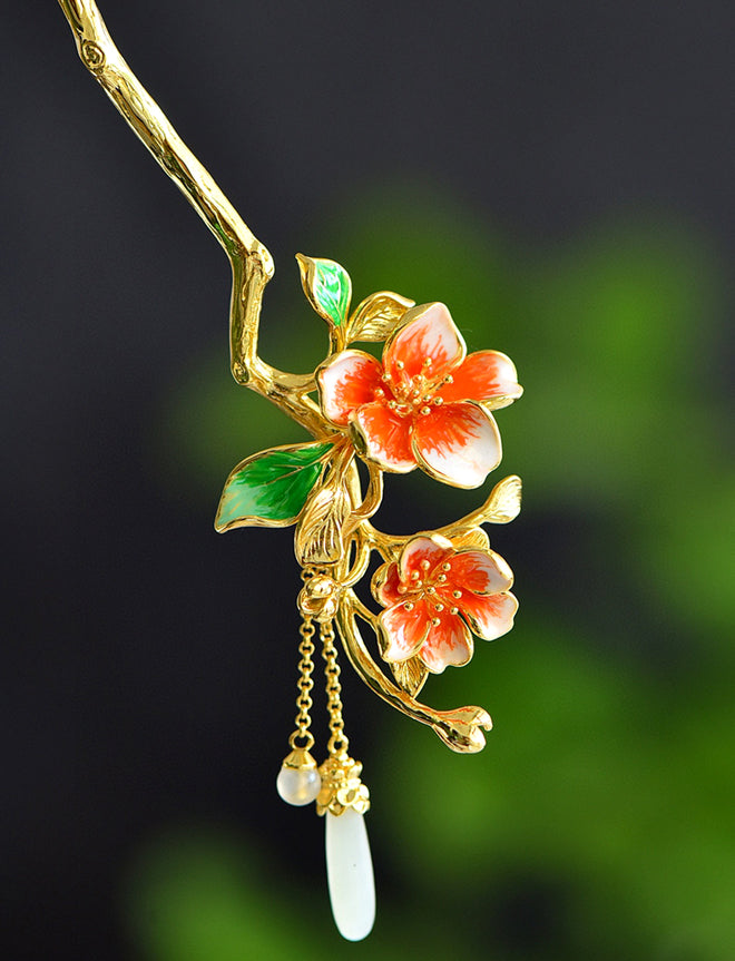 Enameled peach blossom and emerald green leaves, Hetian jade teardrop gold hairpin – a classic Hanfu style, elegant, romantic, and sophisticated piece.