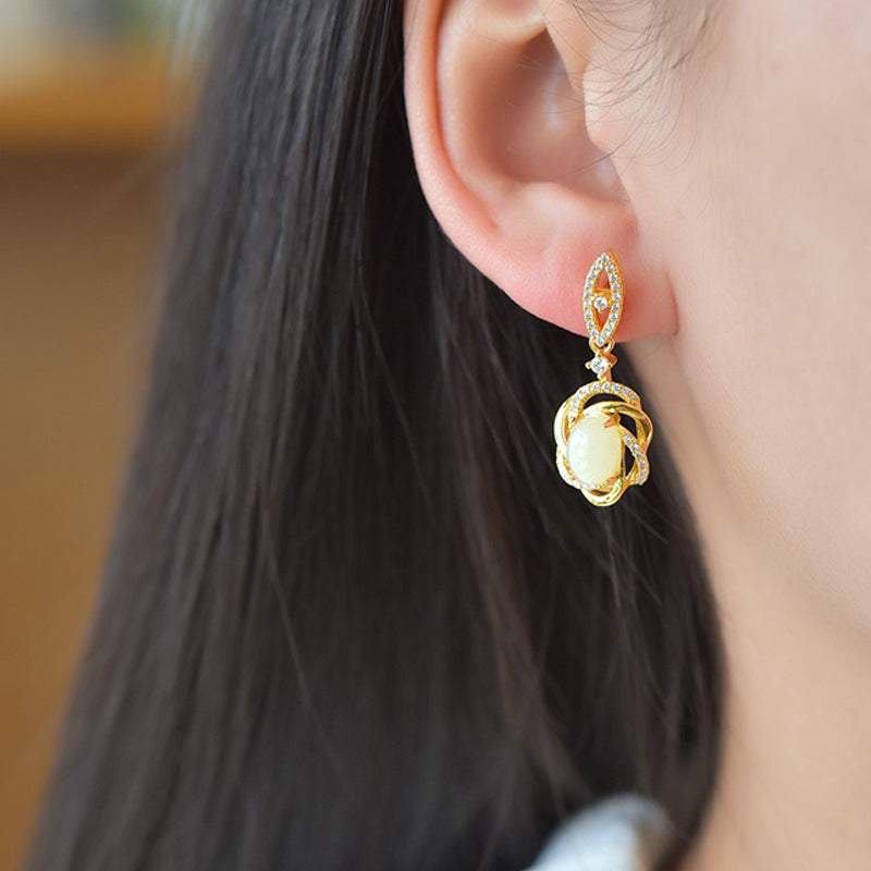 A pair of Hetian jade gold twisted scroll spherical earrings – Hetian jade, noble, elegant, luxurious and grand.
