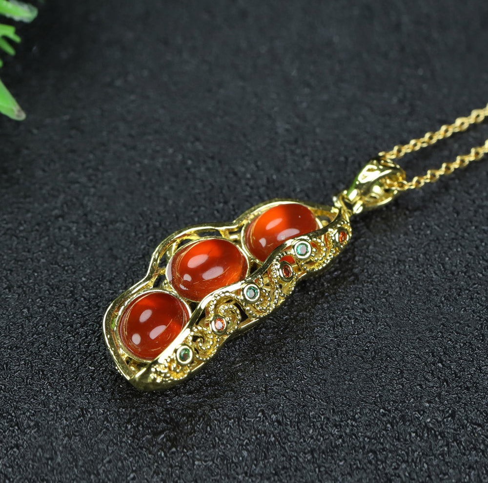 Nanhong Agate Pea Pod Pendant Necklace with Gold Openwork Setting – Auspicious Symbol of Abundant Offspring and Good Fortune