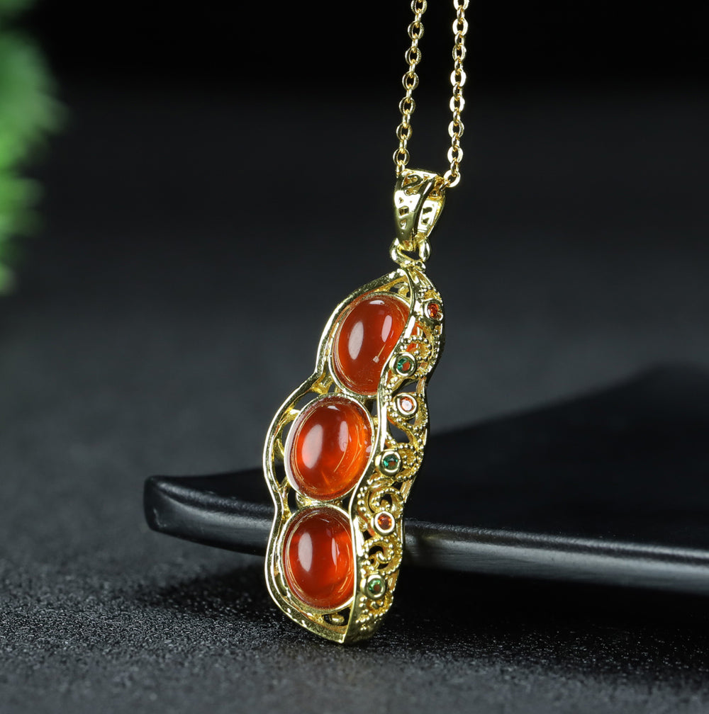 Nanhong Agate Pea Pod Pendant Necklace with Gold Openwork Setting – Auspicious Symbol of Abundant Offspring and Good Fortune