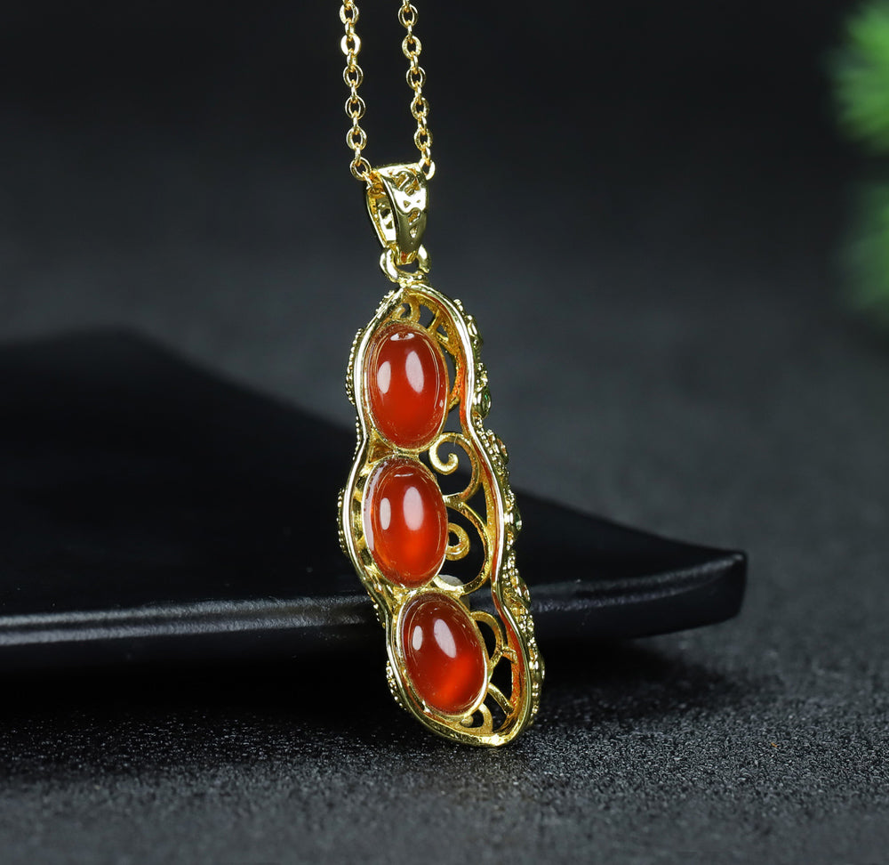 Nanhong Agate Pea Pod Pendant Necklace with Gold Openwork Setting – Auspicious Symbol of Abundant Offspring and Good Fortune