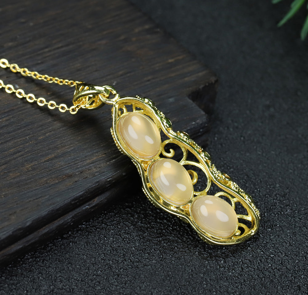 Agate, chalcedony, pea pod, gold openwork gemstone pendant necklace - creative, cute, and symbolizing many children, blessings, and abundant harvests.