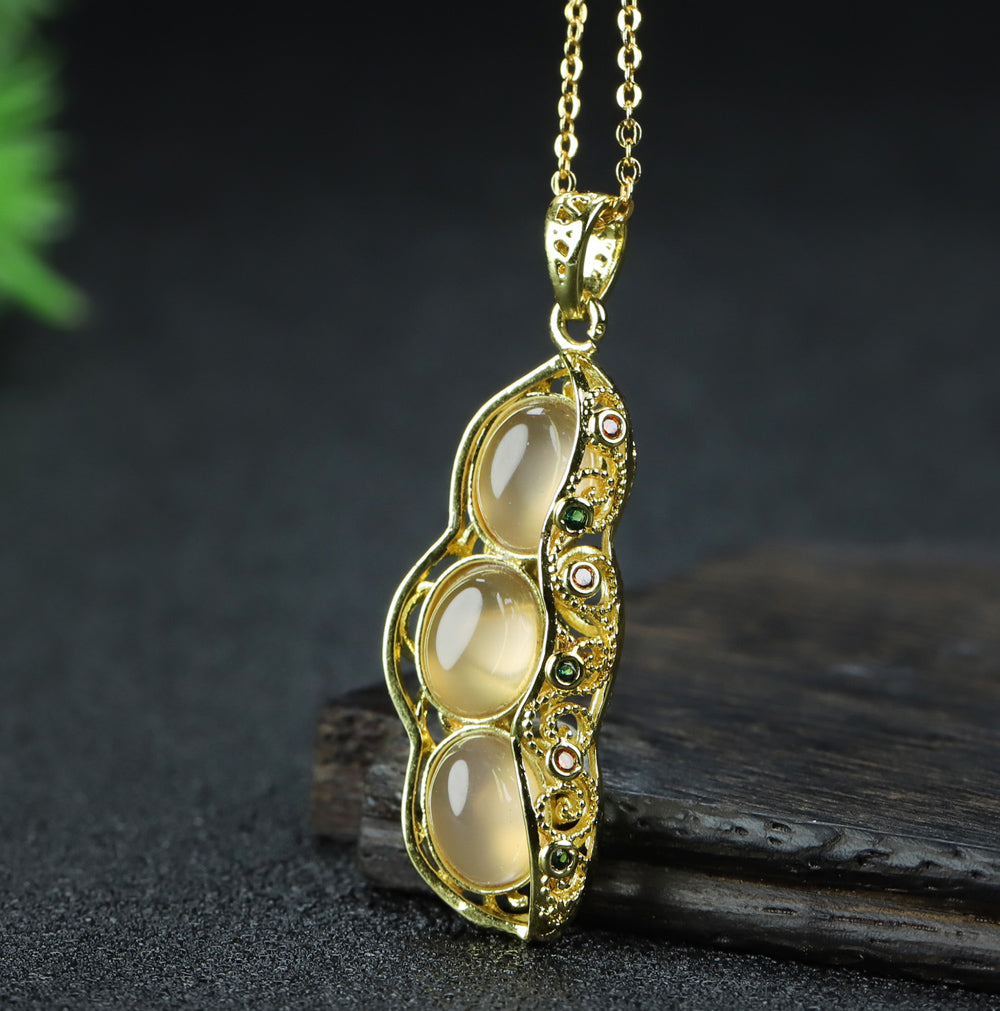Agate, chalcedony, pea pod, gold openwork gemstone pendant necklace - creative, cute, and symbolizing many children, blessings, and abundant harvests.
