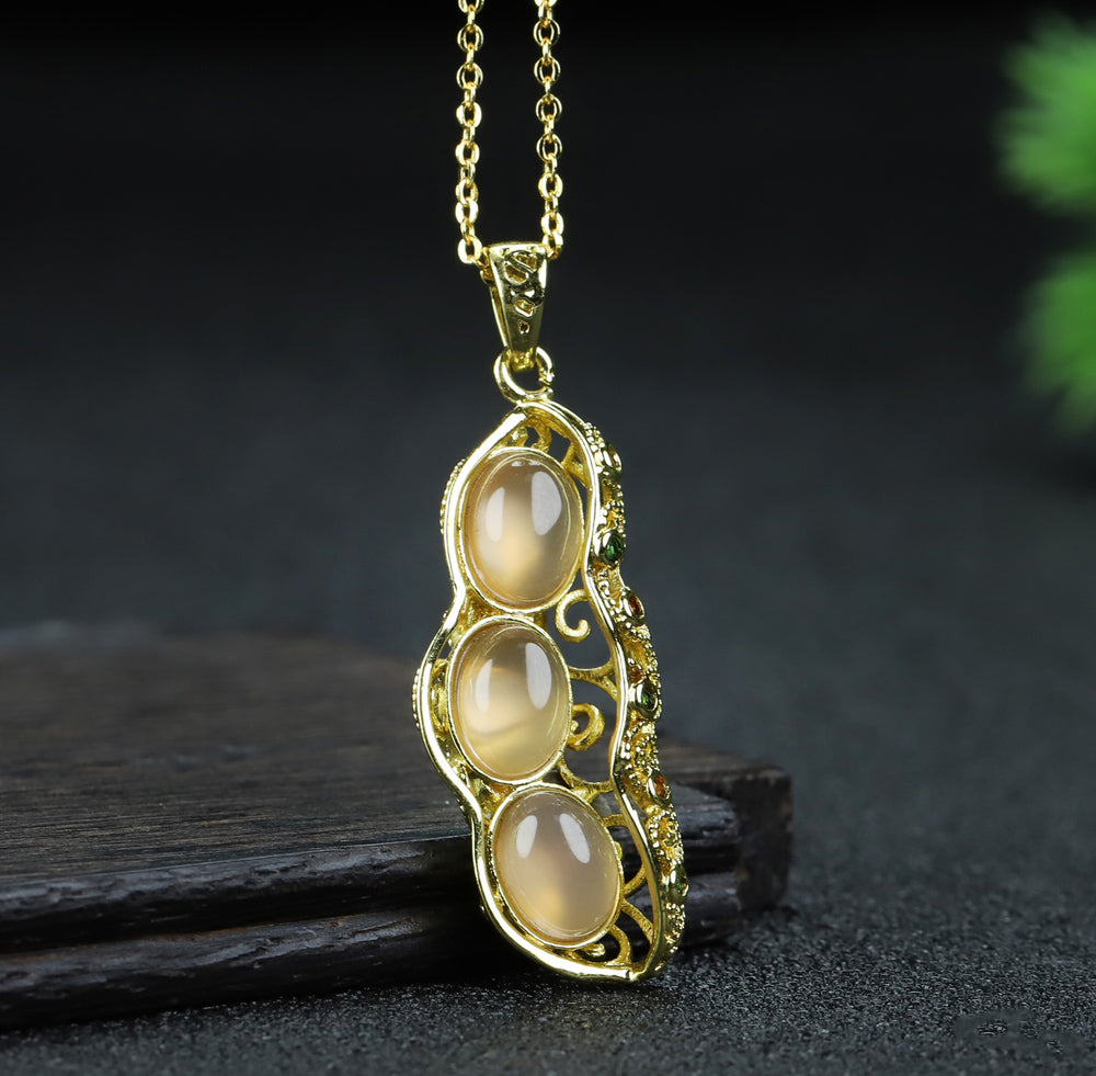 Agate, chalcedony, pea pod, gold openwork gemstone pendant necklace - creative, cute, and symbolizing many children, blessings, and abundant harvests.