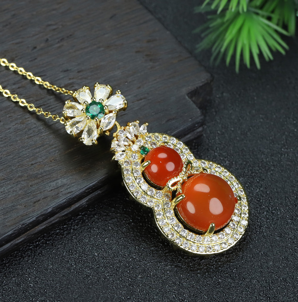 Nanhong Agate Gourd and Emerald Necklace – Accented with Double-Layered Zircon; Symbolizing Double Blessings, Prosperity, and Auspiciousness.