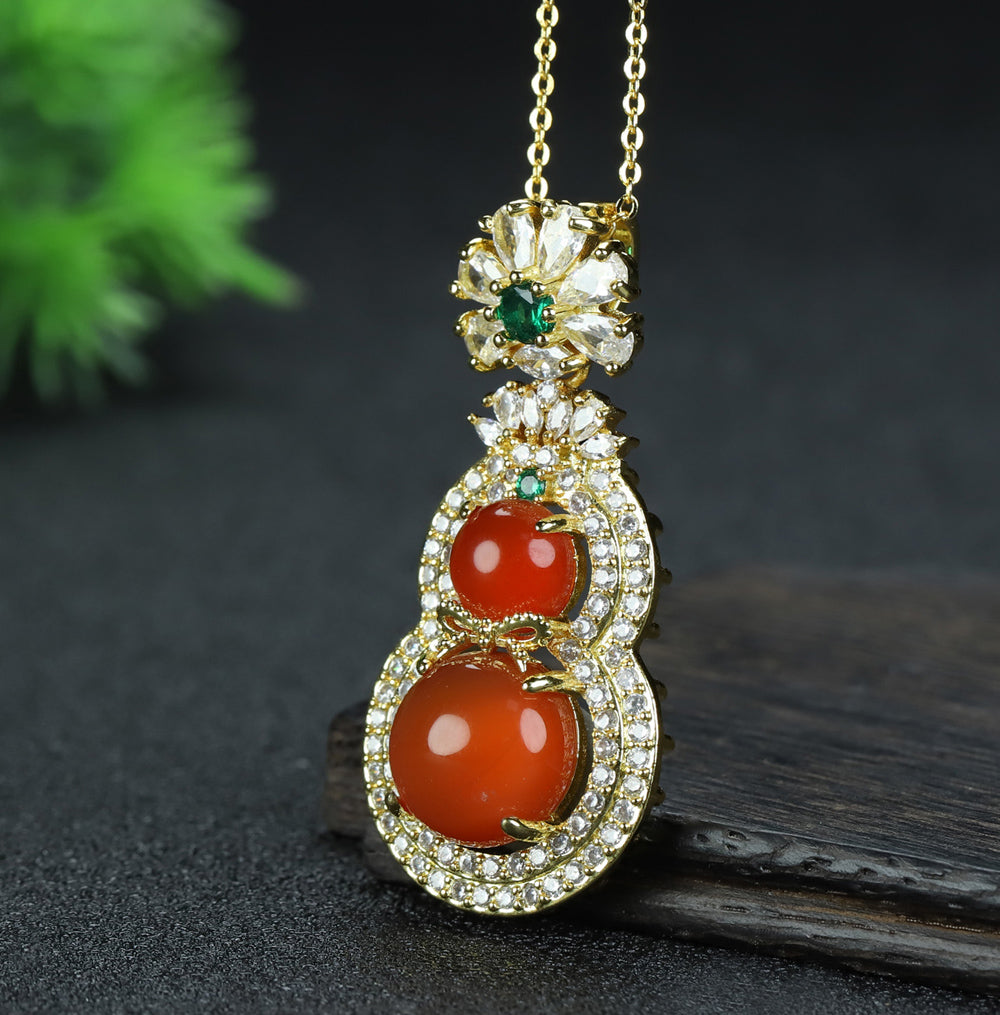 Nanhong Agate Gourd and Emerald Necklace – Accented with Double-Layered Zircon; Symbolizing Double Blessings, Prosperity, and Auspiciousness.