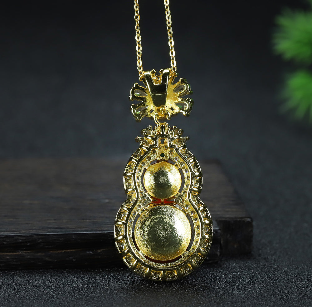 Nanhong Agate Gourd and Emerald Necklace – Accented with Double-Layered Zircon; Symbolizing Double Blessings, Prosperity, and Auspiciousness.
