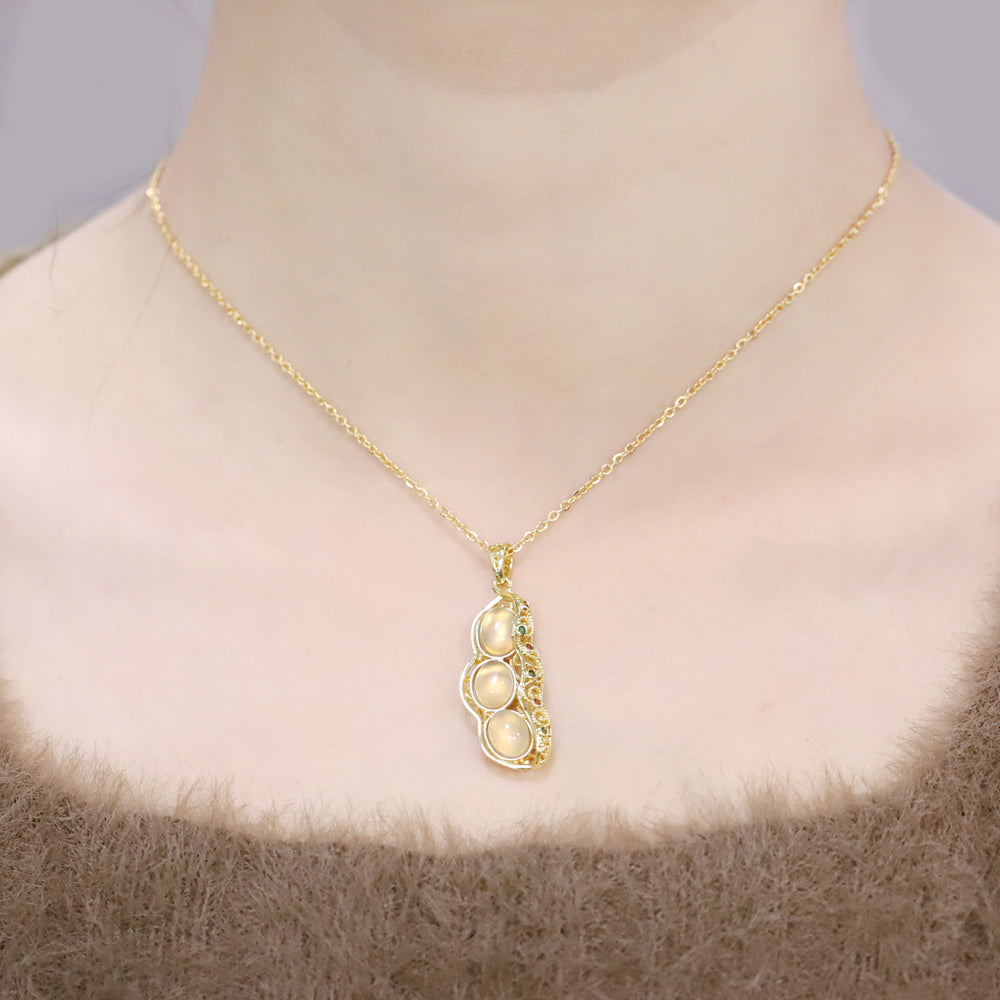 Agate, chalcedony, pea pod, gold openwork gemstone pendant necklace - creative, cute, and symbolizing many children, blessings, and abundant harvests.