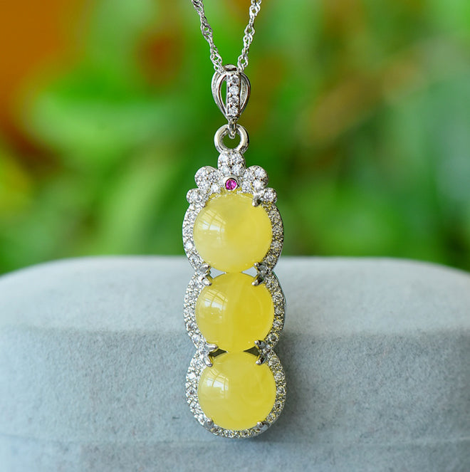 Natural Beeswax "Lucky Bean" 925 Silver Necklace – Plump "Lucky Bean" Bead Symbolizing Abundant Wealth and a Triple Blessing of Fortune and Prosperity.