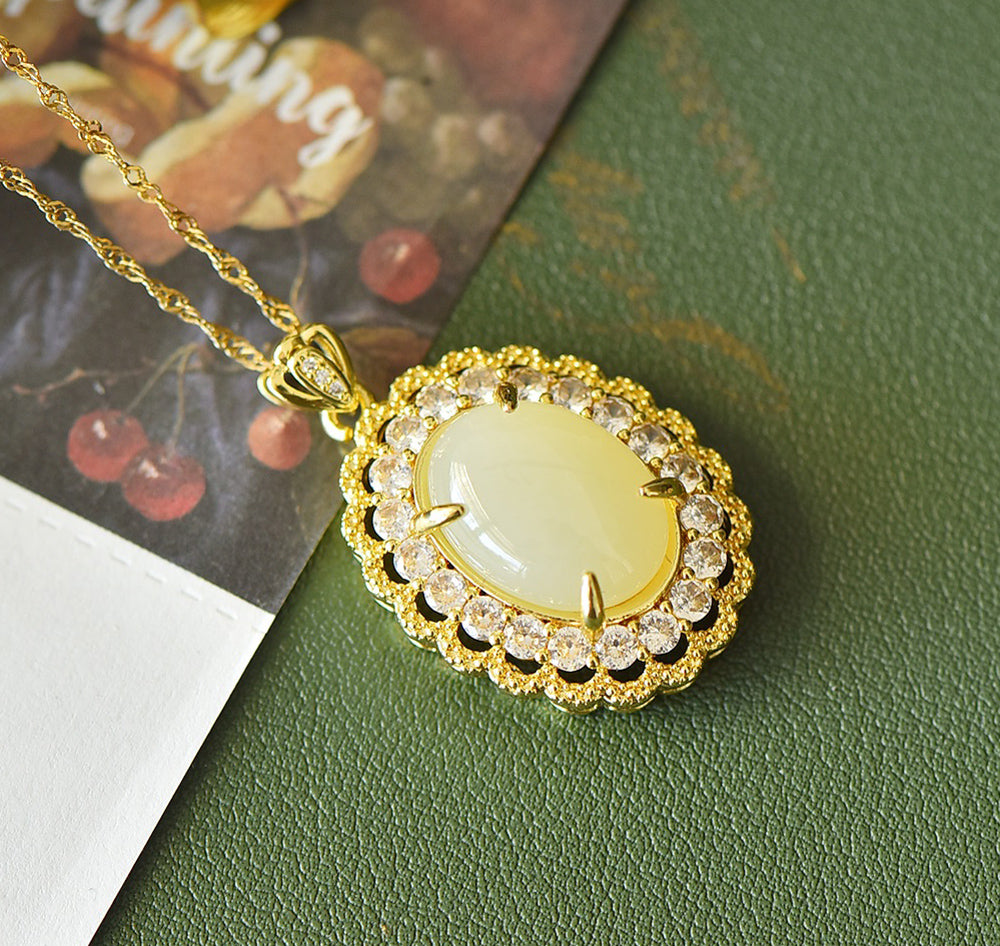 Hetian jade oval main stone with gold-plated carved floral pattern and four-pronged support – Warm and noble crown clasp, elegant and grand.