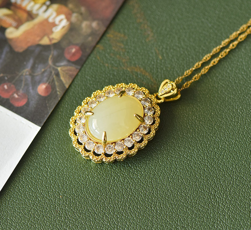 Hetian jade oval main stone with gold-plated carved floral pattern and four-pronged support – Warm and noble crown clasp, elegant and grand.