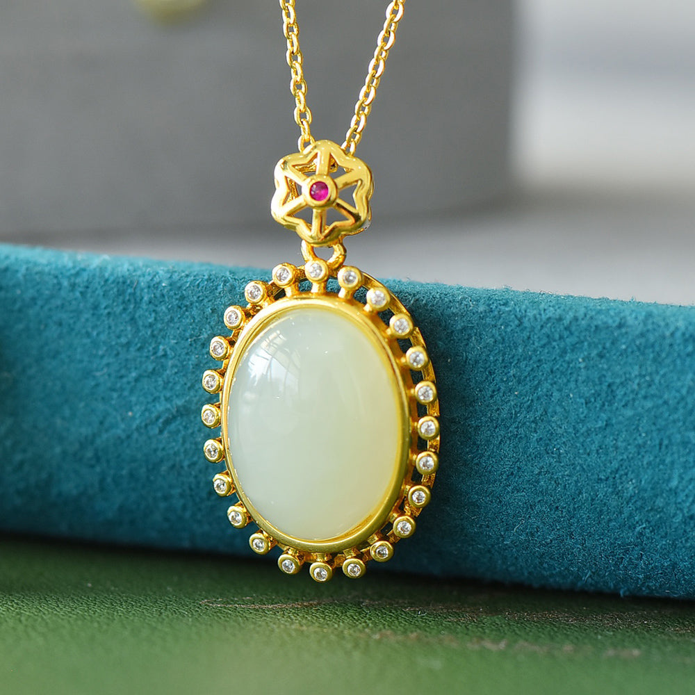 Hetian jade pendant necklace with gold polka dot lace trim, ruby, and hexagonal star clasp. Stylish and elegant.Mellow, refined, noble, and elegant.
