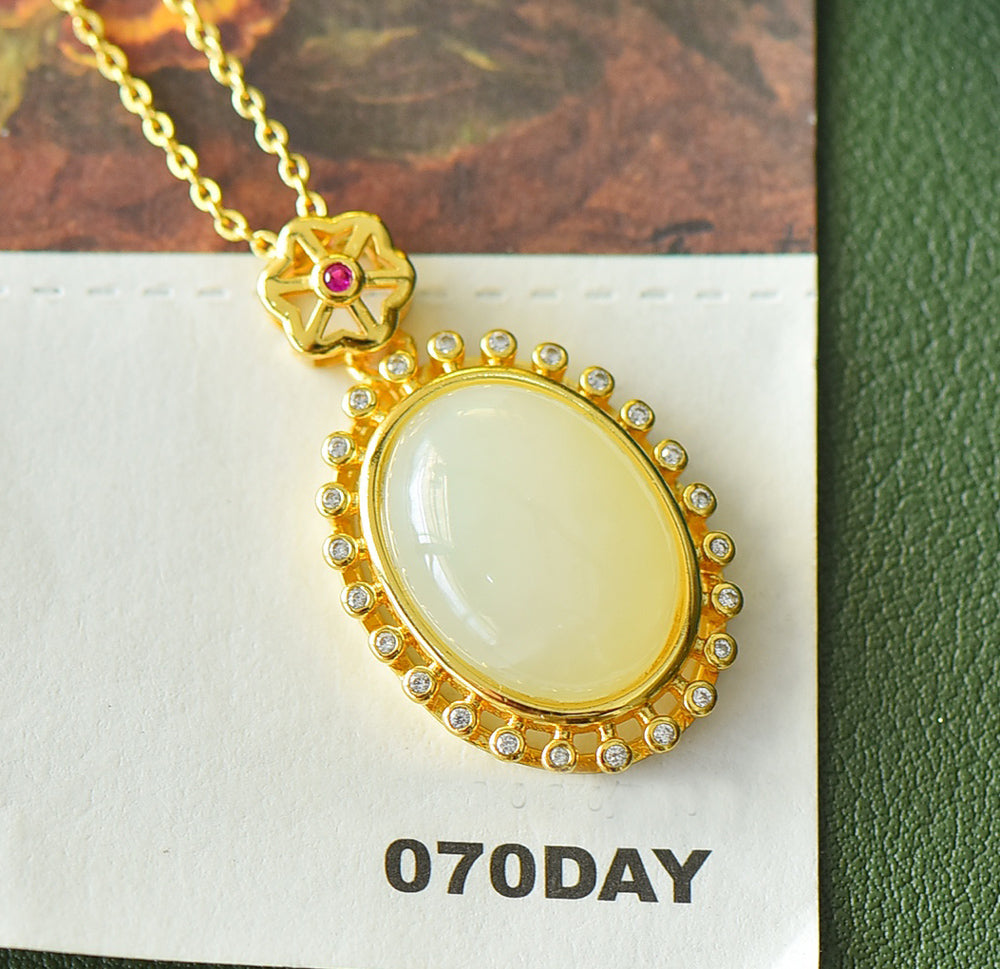Hetian jade pendant necklace with gold polka dot lace trim, ruby, and hexagonal star clasp. Stylish and elegant.Mellow, refined, noble, and elegant.